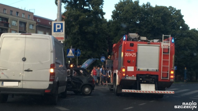 Auto osobowe i samochód dostawczy zderzyły się na pl. Żołnierza Polskiego w Szczecinie. Do wypadku doszło w piątek przed godz. 21. Jedna osoba została ranna.