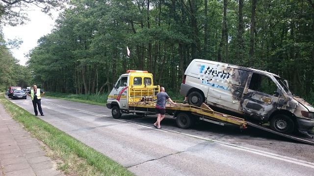 Na drodze numer 102 podczas jazdy zapalił się silnik w samochodzie dostawczym.