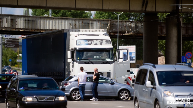 Kolizja dwóch aut na ulicy Gdańskiej w stronę Prawobrzeża. Ciężarówka zderzyła się tam z samochodem osobowym.
