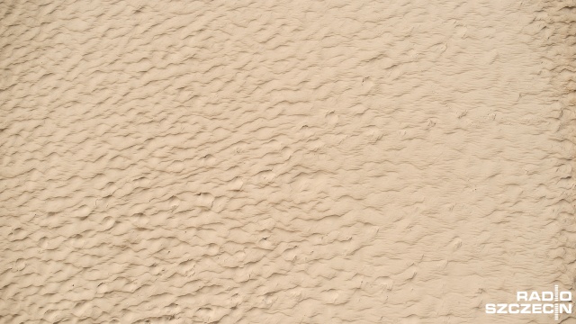 Od poniedziałku na plaży w Trzebieży trwa dostarczanie 300 ton świeżego piasku.