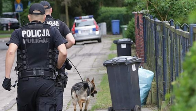 Dwóch mężczyzn wyłamało drzwi w domu przy ul. Mazowieckiej w Świnoujściu i sterroryzowało lokatorkę - pisze portal iswinoujscie.pl.