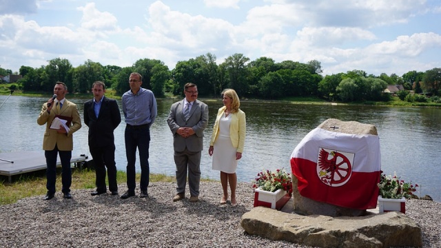 W gminie Cedynia znajduje się najdalej na zachód wysunięty obszar Polski. Z tej okazji miejsce to oznaczone pamiątkowym kamieniem.