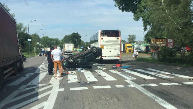 Dwa samochody i autobus zderzyły się przy skrzyżowaniu ul. Wolińskiej i Ludzi Morza w Świnoujściu. Do wypadku doszło w czwartek ok. godz. 11. Droga w obu kierunkach była zablokowana.