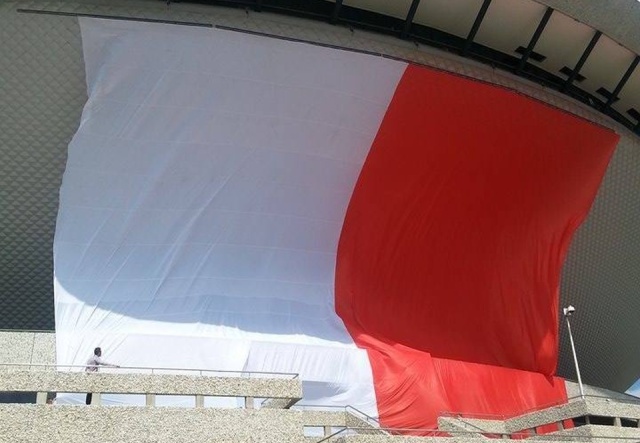 Biało-czerwona flaga ma wymiary 52 na 30 metrów i waży 250 kg. Kibice chcą ją rozłożyć na trybunach podczas meczu Polska - Portugalia.