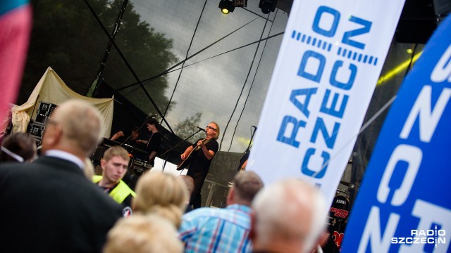 Konkursy z nagrodami, turnieje na plaży oraz koncert legendarnych Czerwonych Gitar - tak przebiegał pierwszy dzień imprezy Czas na Trzebież. W niedzielę czas na kopanie w piasku.