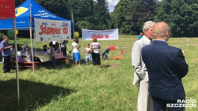 Zabawy dla dzieci, a dla starszych historia powstania Związku Zawodowego Solidarność03980 - tak zarząd regionu uczcił w Parku Kasprowicza jubileusz 25-lecia istnienia Związku.