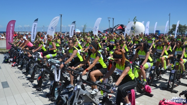 Dwieście osób wzięło udział w zorganizowanym w niedzielę w Kołobrzegu maratonie indoor cyclingu, czyli jeździe na rowerach stacjonarnych.
