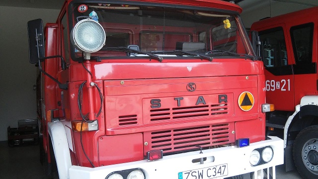 26-letni wóz strażacki do kupienia w Świnoujściu. Tamtejszy Urząd Miasta wystawił na sprzedaż wyprodukowanego w 1990 roku Stara P244.