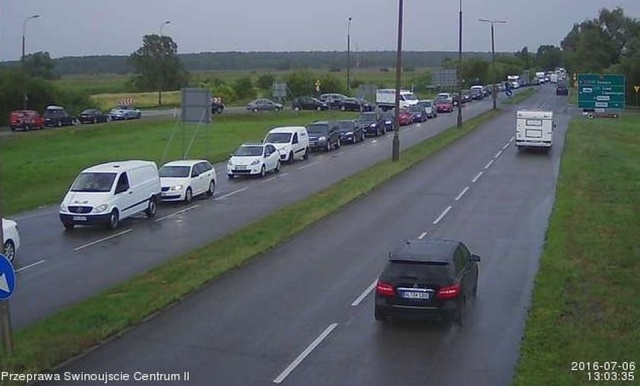 Kolejki na przeprawach promowych powinny rozładować się do 15.30 - zapewnia świnoujski Urząd Miasta.