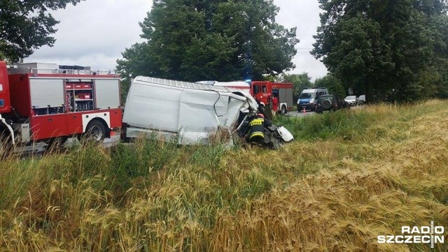Na krajowej jedenastce, między Koszalinem a Mścicami, rejsowy bus z pasażerami zjechał z drogi i uderzył w drzewo. Do wypadku doszło w środę ok. godz. 17.