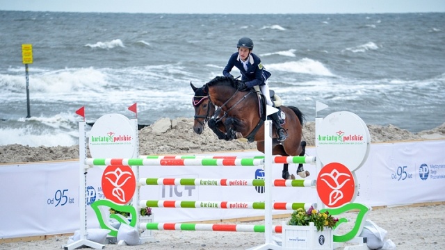 Ponad stu zawodników wystartowało w pierwszych w Europie zawodach jeździeckich na plaży. W Kołobrzegu rozpoczęły się Cavaliada Summer Jumping.