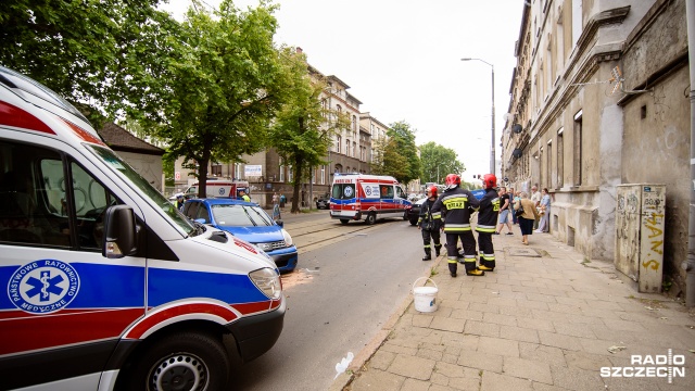 Dwa auta - taksówka i samochód osobowy - zderzyły się w al. Powstańców Wielkopolskich, w pobliżu szpitala na Pomorzanach w Szczecinie. Do wypadku doszło w piątek po godz. 12. Dwie osoby są ranne.