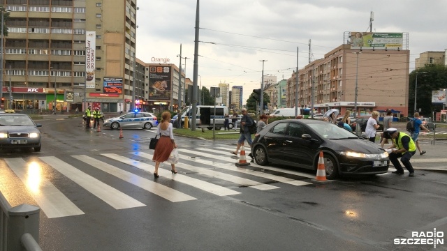 Dwie osoby zostały potrącone na Placu Rodła w Szczecinie. Jak przekazała nam rzeczniczka policji, kierująca Hondą kobieta wjechała na przejście, na którym znajdował się nastolatek i dorosła kobieta.