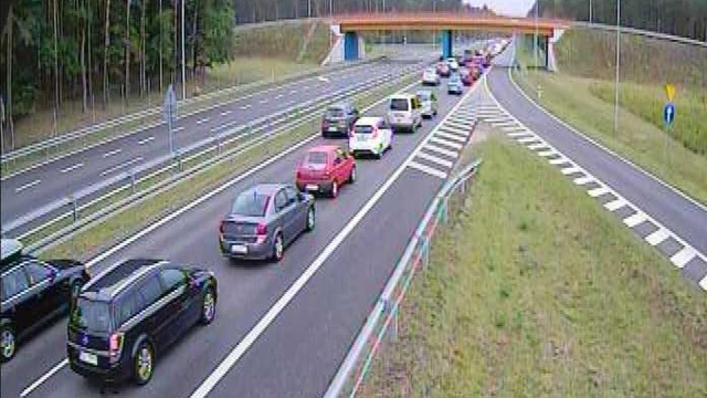 Pogoda nie rozpieszcza, ale i tak sporo jest chętnych, którzy chcą odpocząć podczas weekendu nad Bałtykiem. Na drogach większy ruch.