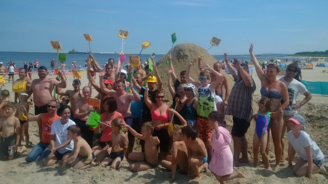Całe rodziny brały udział w biciu nietypowego rekordu na świnoujskiej plaży.