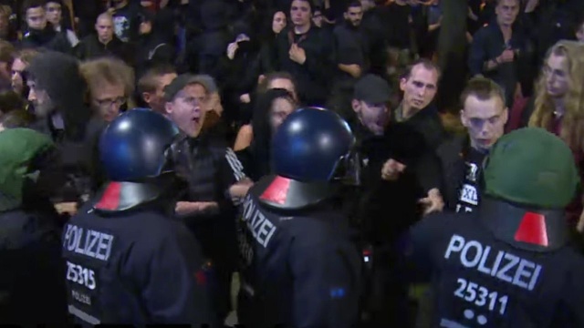 Zdemolowane sklepy, uszkodzone samochody, ranni policjanci i co najmniej kilkanaście osób w aresztach - zakończyły się największe w tym roku protesty lewicowej młodzieży w Berlinie.