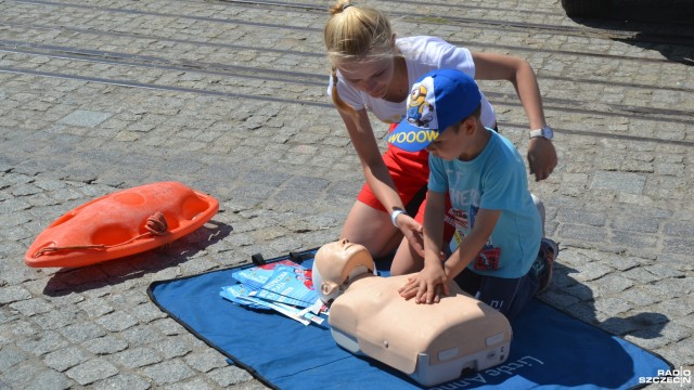 Na plaży w Kołobrzegu ratownicy WOPR uczyli jak ratować życie nad wodą i jak bezpiecznie wypoczywać.