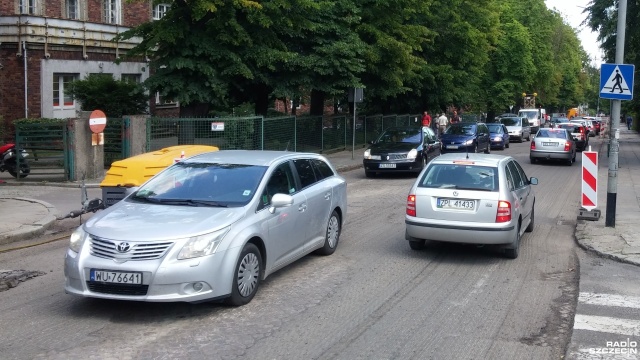 Duże problemy z przejazdem mają kierowcy jadący w obu kierunkach ulicą Piotra Skargi.