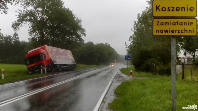 Na drodze krajowej nr 11 w okolicach Bobolic kierowca TIR-a, chciał uniknąć czołowego zderzenia, zjechał na pobocze i wpadł do rowu.