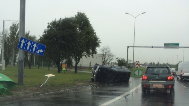 Samochód osobowy dachował na ulicy Gdańskiej, tuż za Basenem Górniczym, w kierunku prawobrzeża Szczecina. Do zdarzenia doszło w czwartek wieczorem.