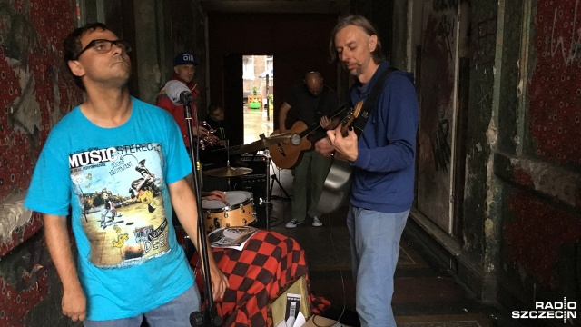 Rockowo-popowy zespół Na Górze wystąpił w czwartek w bramie przy alei Piastów w Szczecinie. Zagrali koncert na zaproszenie Fundacji Pod sukniami.