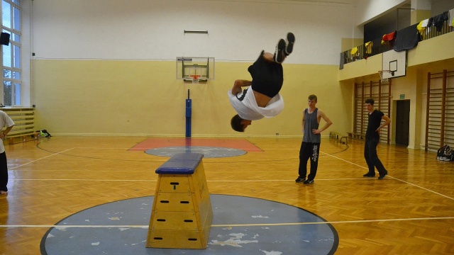 Skaczą, fikają, robią przewroty w powietrzu. W Kołobrzegu trwa zlot społeczności Parkour i Freerun, czyli aktywności fizycznych polegających na efektownym pokonywaniu przeszkód napotkanych na drodze.