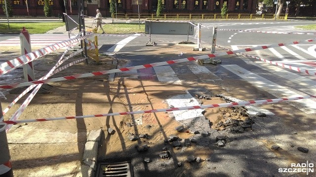 Awaria wodociągu przy skrzyżowaniu ulic Narutowicza z Kopernika, do której doszło w niedzielę rano, okazała się poważniejsza niż zakładano.
