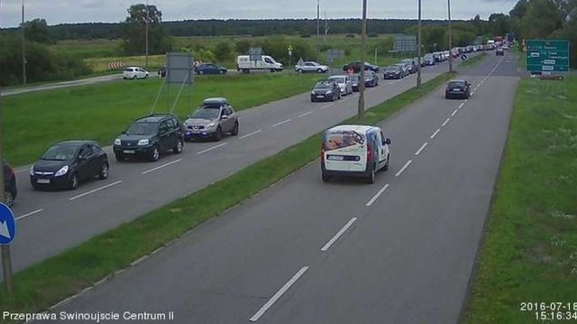 Bardzo duże kolejki na przeprawie promowej w Świnoujściu. Mimo, że pływają trzy promy, by wjechać i wyjechać z miasta trzeba czekać dwie godziny.