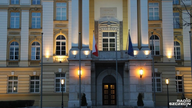 Premier i ministrowie będą zarabiać więcej, ale gdy gospodarka zahamuje dostaną po kieszeni - takie zmiany w przepisach regulujących wynagrodzenia najwyższych urzędników państwa planuje Prawo i Sprawiedliwość. Do projektu ustawy dotarła Rzeczpospolita.