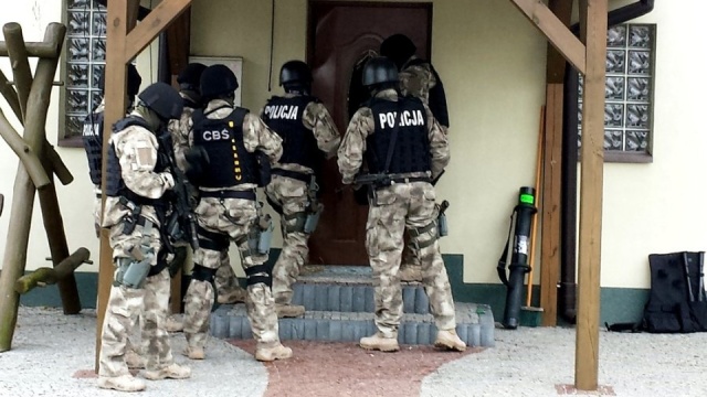 Szefa oraz członka gangu handlującego nielegalnym paliwem zatrzymali policjanci CBŚ z Gdańska. To kolejna odsłona trwającego od czterech lat śledztwa.
