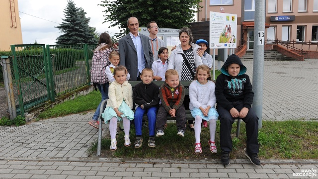 Mają więcej dzieci niż liczy piłkarska drużyna, a żeby przewieźć całą rodzinę potrzeba trzech samochodów osobowych, ale teraz mówią wystarczy i zapowiadają, że rekordu Polski nie zamierzają bić. Największa rodzina w Zachodniopomorskiem ma 13 dzieci.