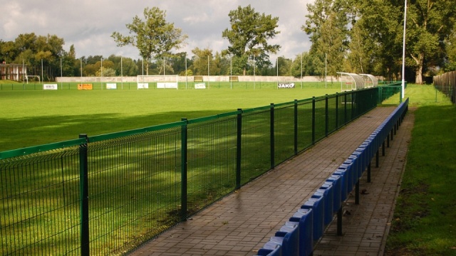 Piłkarze Świtu Skolwin będą trenować na oświetlonym boisku. Dwie firmy chcą wybudować lampy wokół stadionu przy ulicy Stołczyńskiej w Szczecinie.