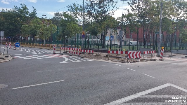 Awaria wodociągowa przy placu Dziecka w Szczecinie okazała się skomplikowana w naprawie. Woda do okolicznych mieszkańców wprawdzie docierała, ale do czwartku kierowcy mają poważne kłopoty z przejazdem.