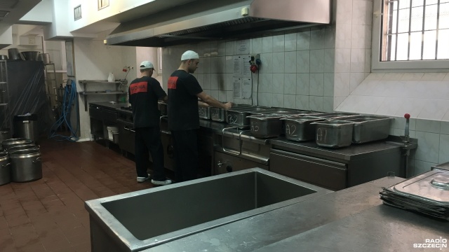 Nawet 30 różnych diet, ze względu na upodobanie, wyznanie i stan zdrowia. Posiłki wegańskie i wegetariańskie - bez mięsa, muzułmańskie - bez wieprzowiny czy zdrowotne np. dla cukrzyków albo bezglutenowe lub dla kulturystów - wysokobiałkowe. To nie oferta drogiej restauracji, tak jedzą osadzeni w szczecińskim areszcie.