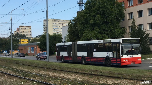 Kłopoty mają pasażerowie komunikacji miejskiej w Szczecinie. W związku z naprawą torowiska na ulicy Kolumba tramwajowe 3 i 6 jadą według specjalnych rozkładów jazdy, zmienionymi trasami.