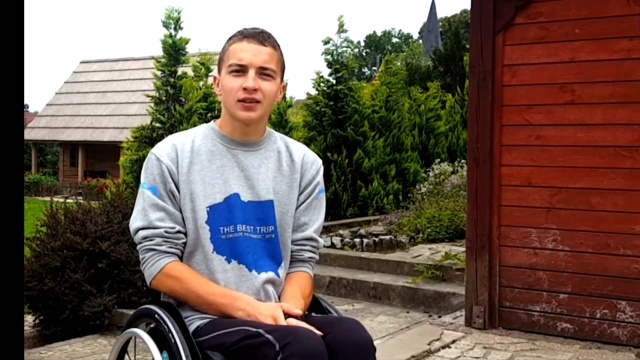 Adrian Beściak na swoim wózku inwalidzkim pokona 2313 kilometrów - już po raz trzeci. Cel - pomóc chorej na przepuklinę oponowo-rdzeniową 6-letniej Karolince.