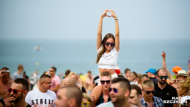 W niedzielę rano wystartowało oficjalne Afterparty festiwalu na kołobrzeskiej plaży. Tysiące ludzi tańczy na piasku w rytm muzyki, którą serwują m.in. Tom Novy, Gromee i John James na wokalu.