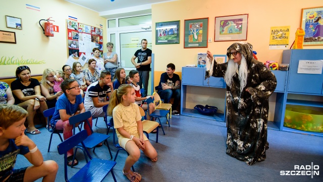 Księżniczka Matylda została uwięziona w wieży. Na ratunek ruszył dzielny rycerz - spektakl teatralny w wykonaniu aktorów z Krakowa obejrzeli mali pacjenci specjalistycznego szpitala przy ulicy Arkońskiej w Szczecinie.