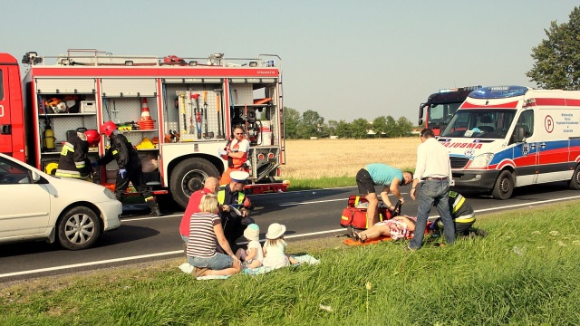 W okolicy wsi Mścice niedaleko Koszalina bus zderzył się z camperem. Wśród poszkodowanych jest dwoje dzieci.