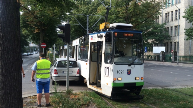 Tramwaj linii 11 zderzył się z autem osobowym.
