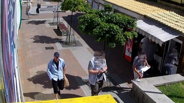 Zdjęcia złodzieja, który w biały dzień w Szczecinie wybił szybę w gablocie i ukradł biżuterię wartą 100 tysięcy złotych, opublikowała policja. Podejrzanego zarejestrowała kamera monitoringu. Sprawca od prawie tygodnia jest poszukiwany.
