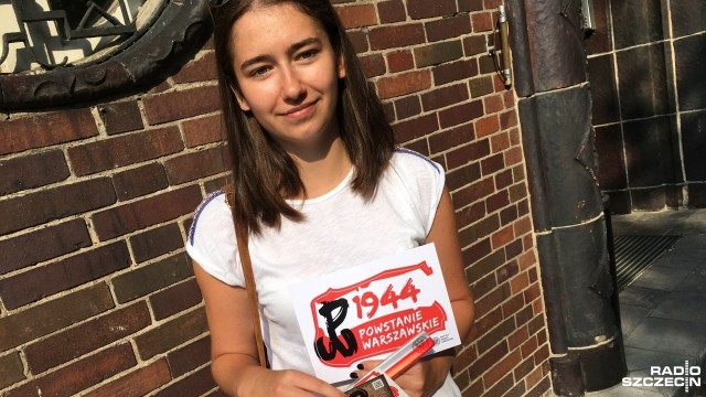 Filcowa naklejka przedstawiająca symbol Polski Walczącej, biało-czerwona opaska na ramię i naklejka na samochód - takie pamiątki, które mają przypominać i upamiętniać zbliżającą się 72. rocznicę wybuchu Powstania Warszawskiego, rozdaje Instytut Pamięci Narodowej.