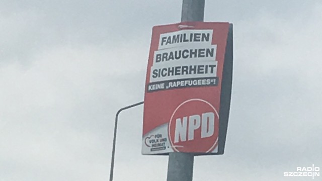 Rodziny potrzebują bezpieczeństwa, a nie uchodźców-gwałcicieli - plakaty z taką treścią zawisły w Niemczech, przy granicy z Polską. Autorem jest partia NPD, od dawna sprzeciwiająca się imigrantom z Bliskiego Wschodu.