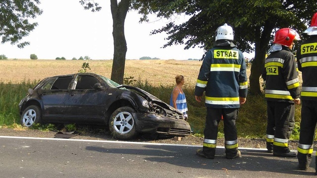 Samochód osobowy dachował na zakręcie drogi wojewódzkiej nr 122. Do wypadku doszło we wtorek przed godz. 16 w okolicy miejscowości Banie. Trzy osoby, w tym dwójka dzieci, trafiły do szpitali.