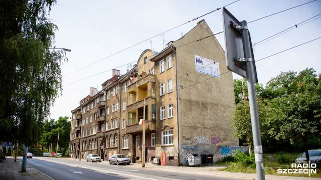 Wyrok unieważniający umowę sprzedaży kamienicy przy ul. Nocznickiego w Szczecinie uprawomocnił się. Przedsiębiorca, który kupił budynek razem z ludźmi, nie złożył apelacji.