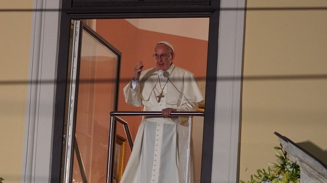 Wzruszający początek spotkania Ojca Świętego z wiernymi, którzy przyszli pod Pałac Biskupi.