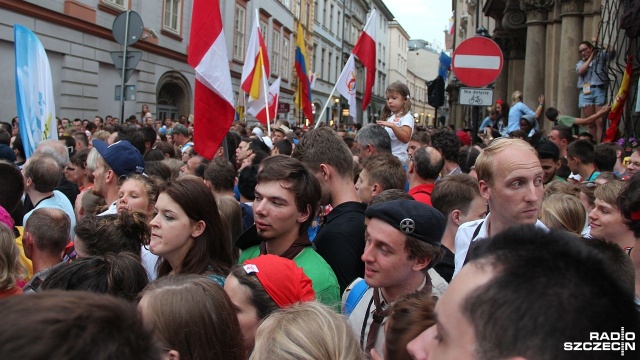 Niektórzy czekali na papieża kilka godzin, ale i tak nie udało się im zobaczyć Ojca Świętego. Młodzi mimo wszystko byli zadowoleni, a historia, którą opowiedział papież o zmarłym wolontariuszu ŚDM bardzo ich ujęła.
