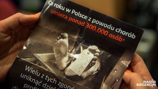 Trup w skrzynce na listy zachęca do badań profilaktycznych - takie ulotki dostali niektórzy mieszkańcy Szczecina. Medyczna firma z Krakowa rozsyła je zapraszając seniorów na badania.