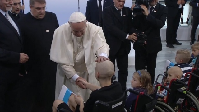 Wizyta w Auschwitz-Birkenau, odwiedziny chorych dzieci i Droga Krzyżowa na krakowskich Błoniach wypełniły trzeci dzień wizyty papieża Franciszka.
