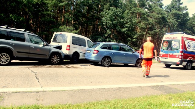 Trzy samochody zderzyły się przed zjazdem na Chociwel, na tzw. betonce. Do wypadku doszło w sobotę po godz. 15. Kobieta i troje dzieci trafili do szpitali.